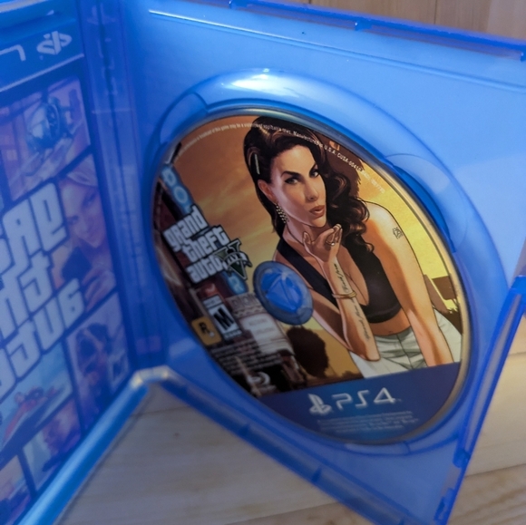 Grand Theft Auto V for PS4 - Blue Case Pre-owned - Picture 5 of 6